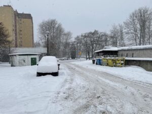 Droga wjazdowa na osiedle, przy ul. Kiepury.