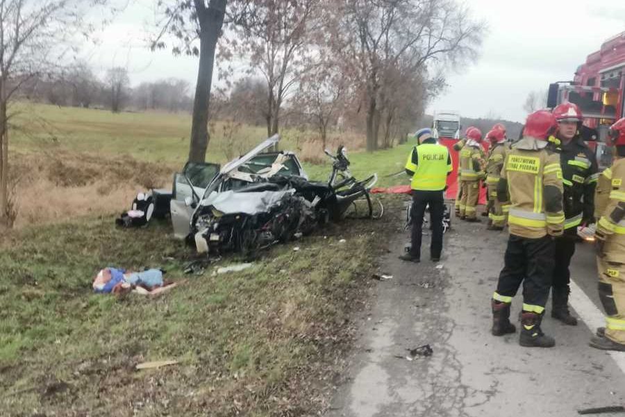 Czołówka osobówki z tirem. Nie żyje kierowca, dziecko w ciężkim stanie w szpitalu/fot.Policja Łódzka
