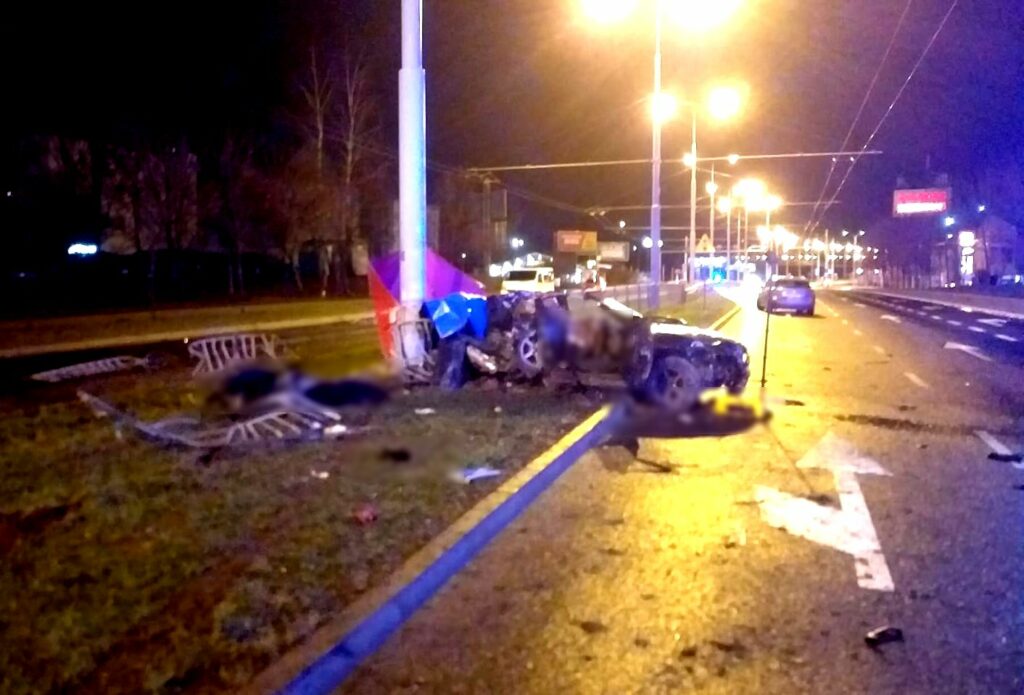 Tragiczny wypadek. Nie żyją trzy młode osoby, jedna walczy o życie. Fot. Policja Lubelska