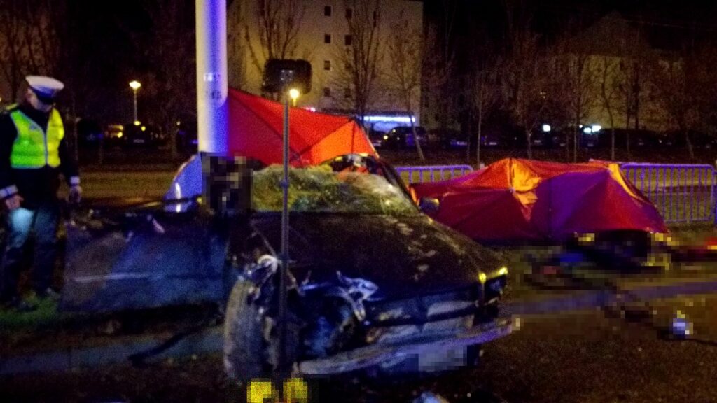 Tragiczny wypadek. Nie żyją trzy młode osoby, jedna walczy o życie. Fot. Policja Lubelska