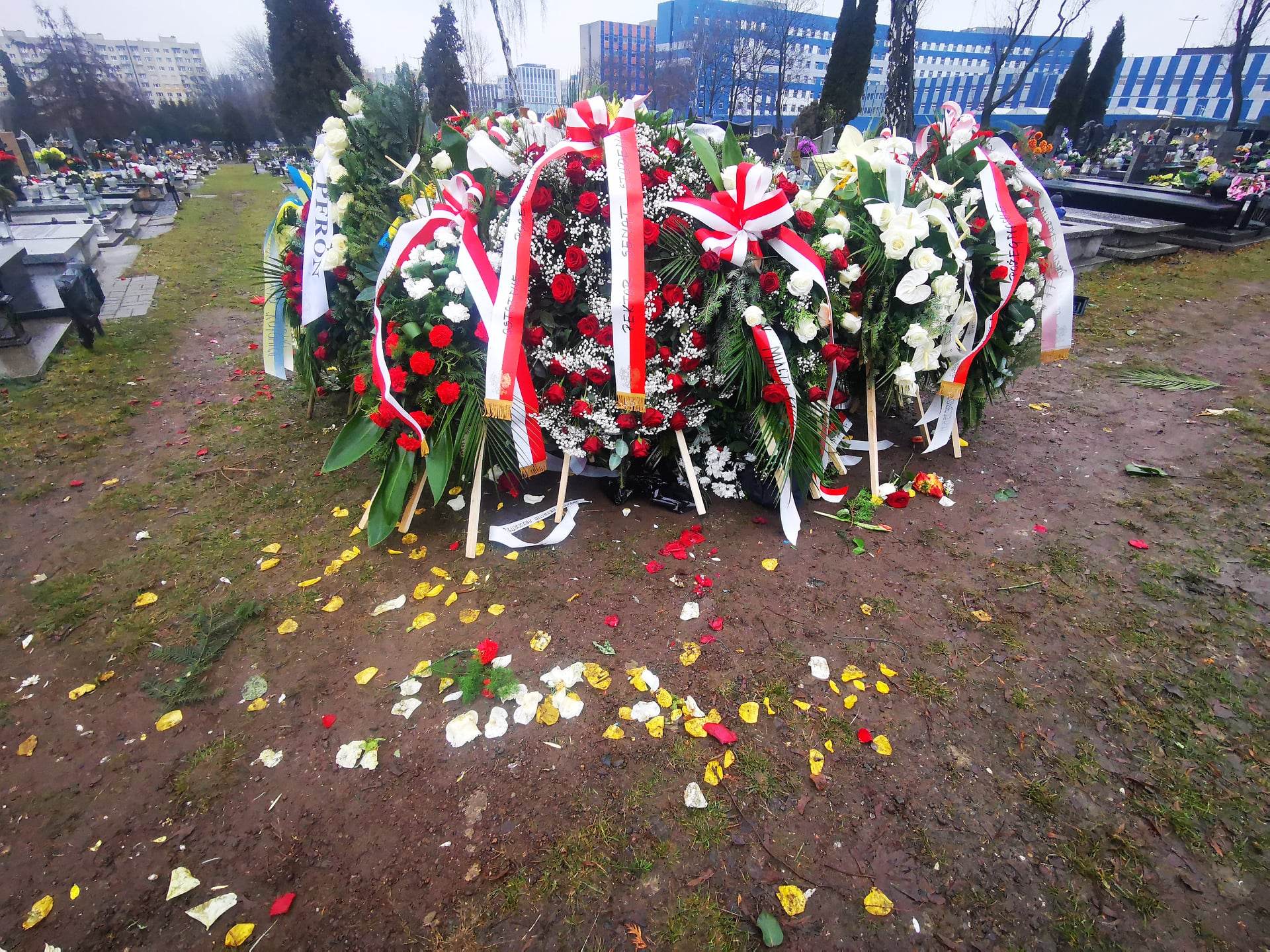 wiązanki i wieńce na grobie Plury
