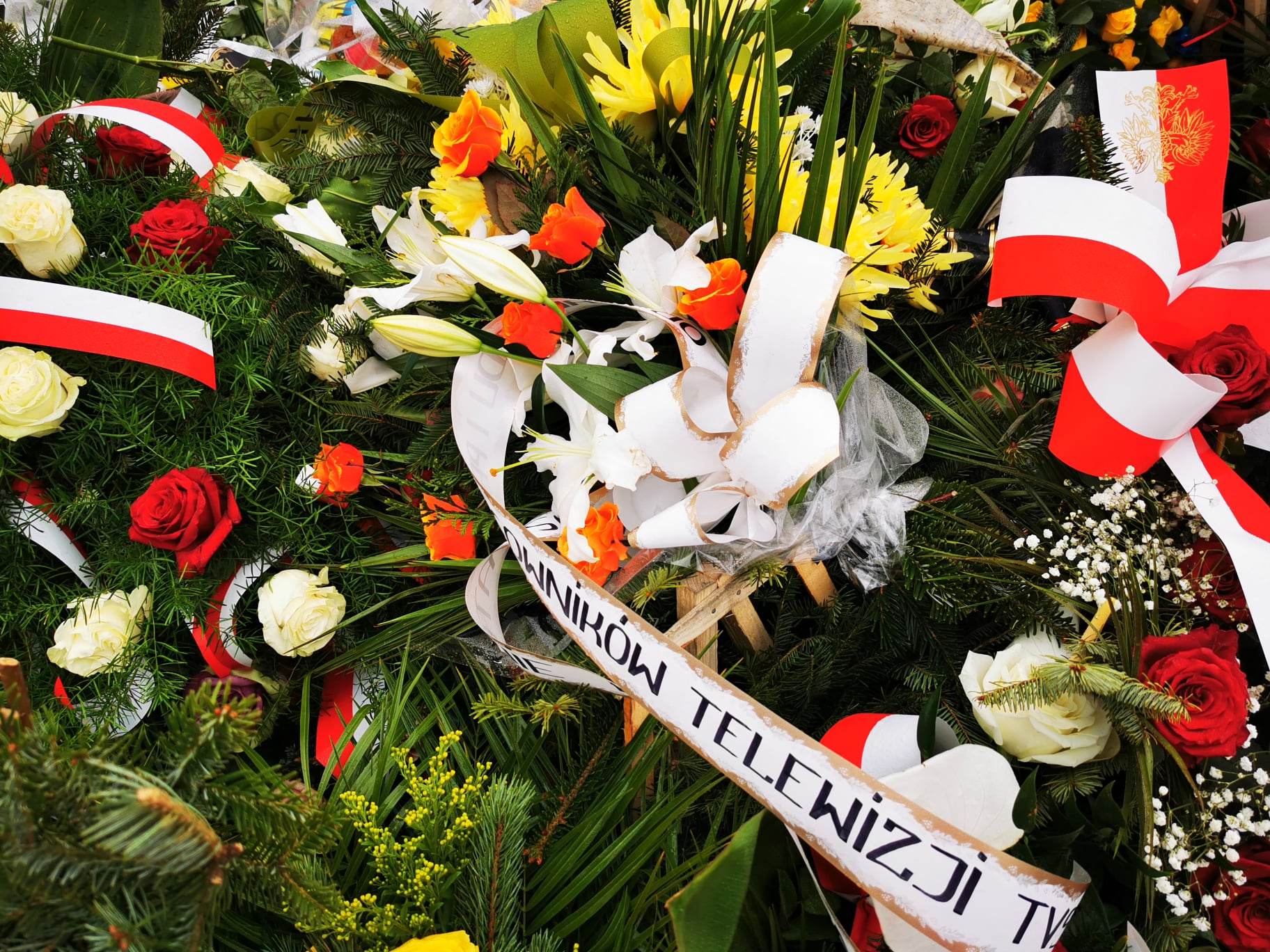 Wiązanki na grobie Marka Plury