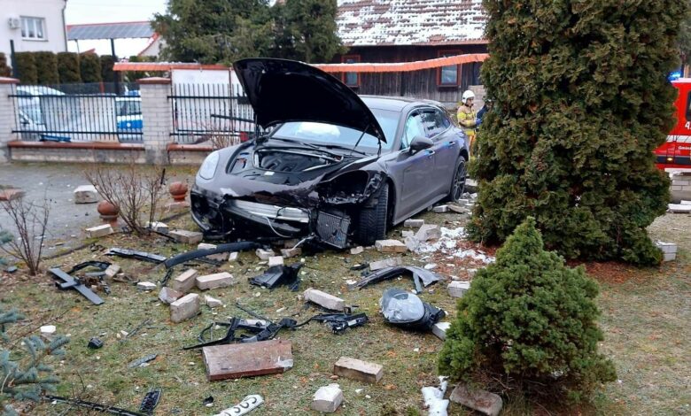 Spieszył się na mszę? Porsche wbiło się w ogrodzenie kościoła/fot.OSP Luszowice/fb