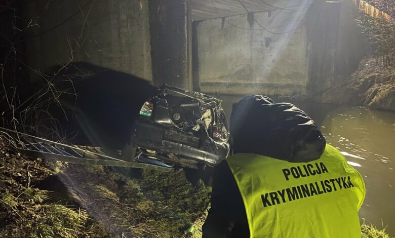 Auto wpadło do rzeki. Dwie osoby nie żyją/fot.Śląska Policja
