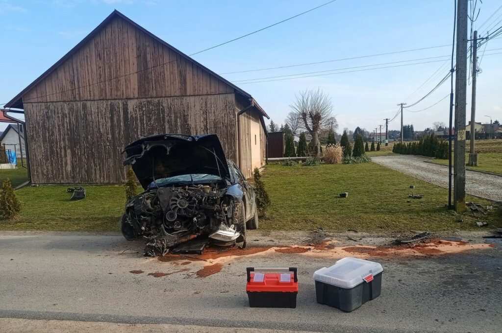 Dachowanie audi. Kierowca uciekł. W aucie zostały dwie osoby/fot.Policja Podkarpacka/fot.Policja Podkarpacka