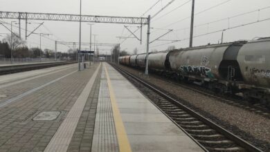 Zwłoki młodego mężczyzny na wagonie towarowym/fot.KPP Puławy