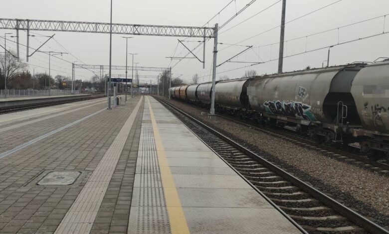 Zwłoki młodego mężczyzny na wagonie towarowym/fot.KPP Puławy