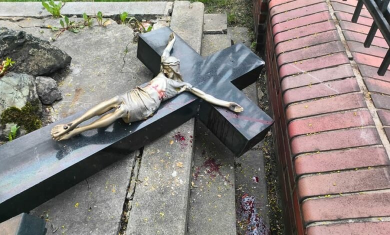 Profanacja w Chorzowie. Ktoś zniszczył krzyż. Fot. Parafia Rzymskokatolicka św. Jadwigi w Chorzowie