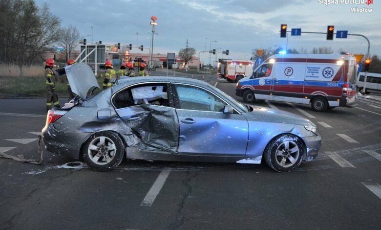 Kierowca BMW wjechał na skrzyżowanie "wiślanki" z DK44 na czerwonym świetle/fot.Śląska Policja