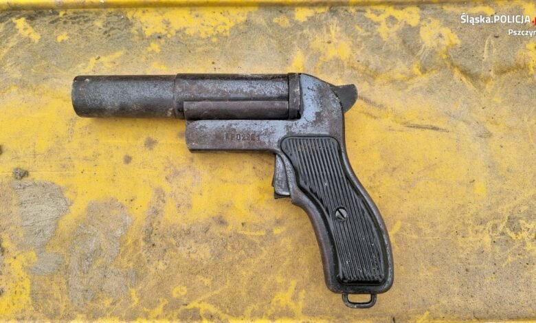 Wyszedł z psem na spacer. Znalazł pistolet przy drodze. Fot. KMP Pszczyna