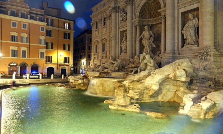 Rzym Fontanna di Trevi nocą