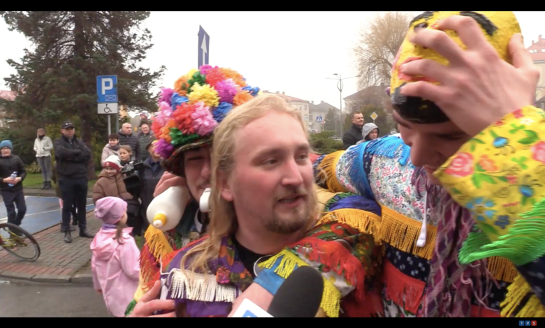 W poniedziałek wielkanocny po głównej mszy świętej śmierguśnicy do dziś gromadzą się na wilamowickim rynku, gdzie kontynuują zabawy polewając dziewczęta wodą, tańcząc i śpiewając.