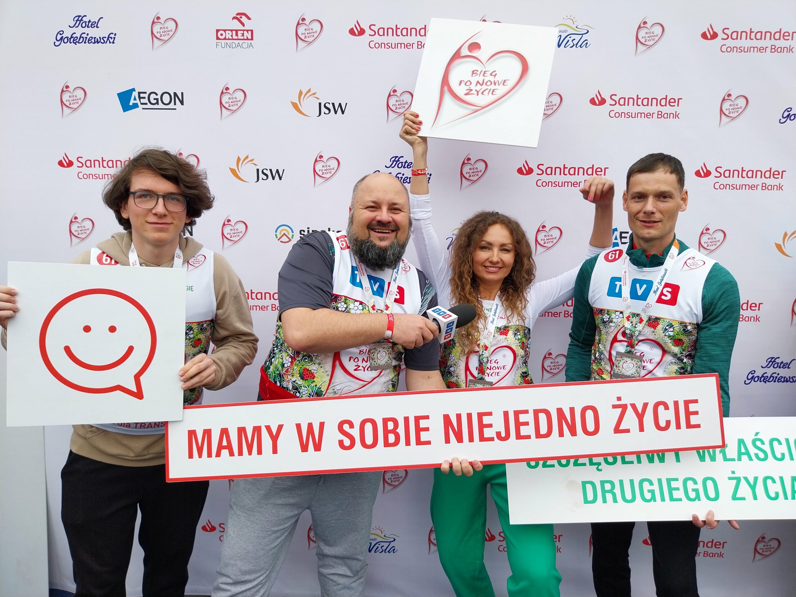 22. Bieg po Nowe Życie - sztafeta TVS w składzie od lewej: Fabian Grzywacz, Wojtek Żegolewski, Nina Nocoń, Marcin Dudziak (fot. kazior)
