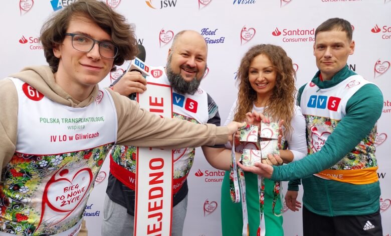 22. Bieg po Nowe Życie - sztafeta TVS w składzie od lewej: Fabian Grzywacz, Wojtek Żegolewski, Nina Nocoń, Marcin Dudziak (fot. kazior)