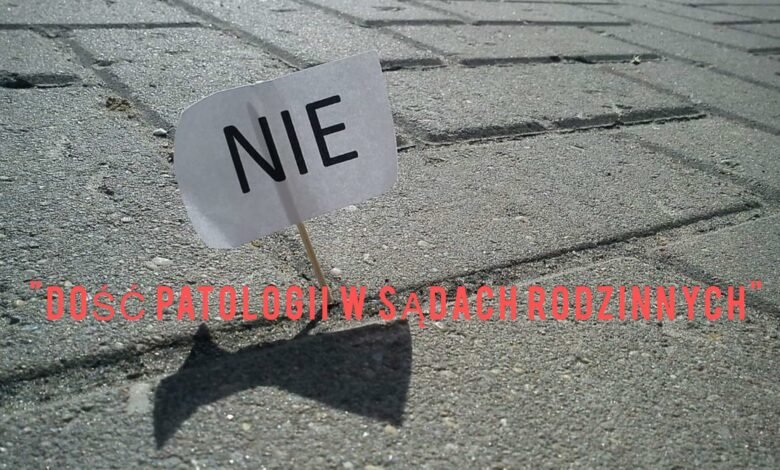 "Dość patologii w sądach rodzinnych". Protest w Częstochowie
