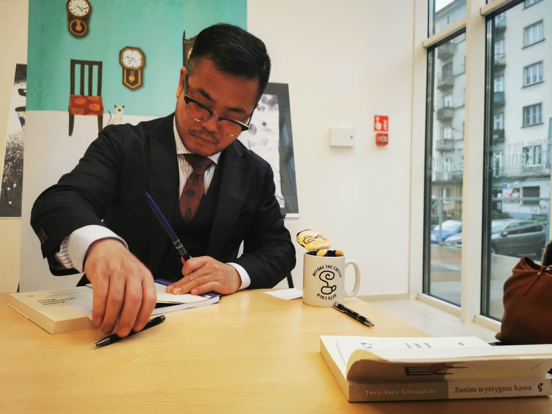 Toshikazu Kawaguchi Kolejka w mediatece