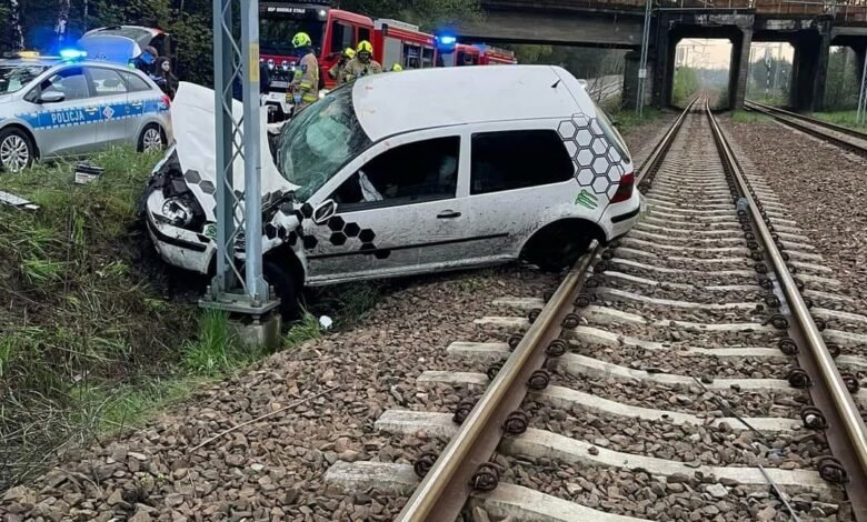 Jaworzno: Volkswagen golf a w nim kompletnie pijany nastolatek/fot.Śląska Policja