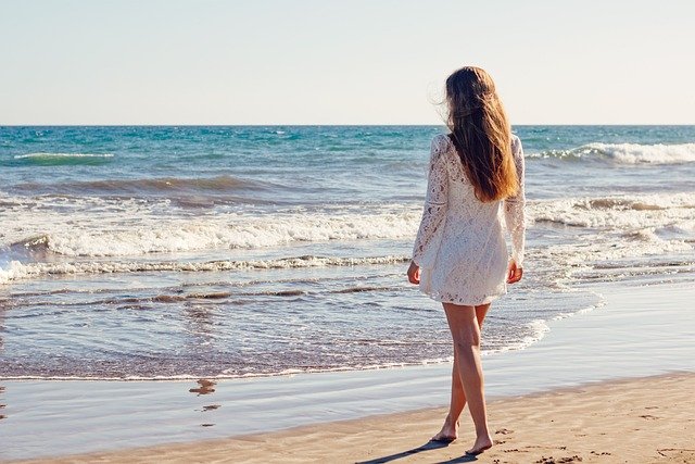 Sukienki na lato - co najlepiej wybrać w tym sezonie? (fot. pixabay.com)