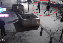 Policjanci chcą ustalić tożsamość dwóch mężczyzn, którzy dokonali brutalnego napadu w centrum Katowic.