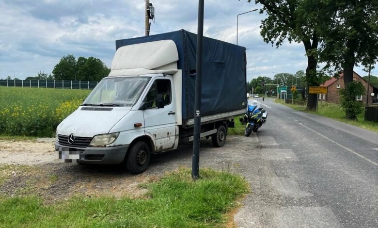 1,8 promila i zdezelowany „dostawczak”. Policja zatrzymała kierowcę. Fot. Śląska Policja