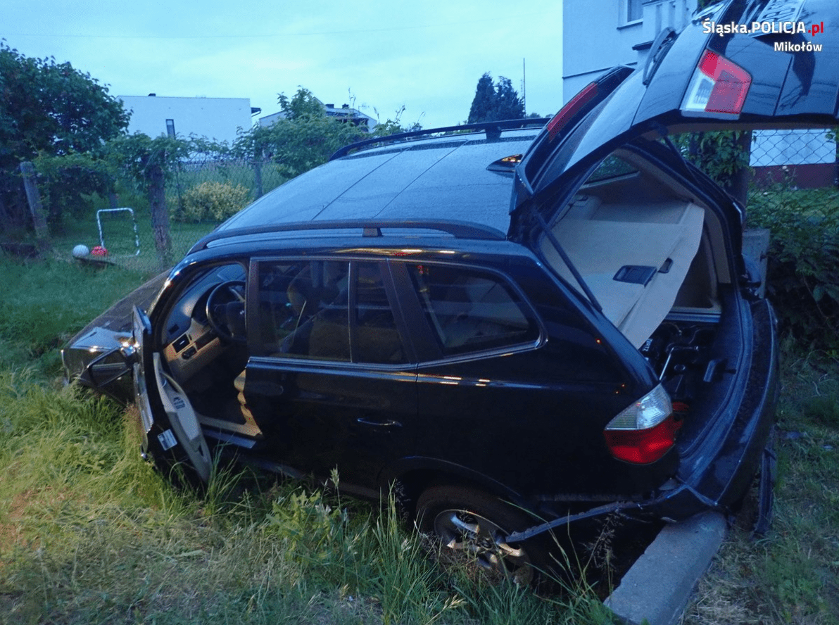mikołów. bmw wjechało w dom