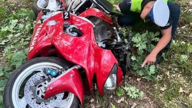 Motocyklista uderzył w drzewo. Jazda próbna zakończona śmiercią/fot.KPP Łuków
