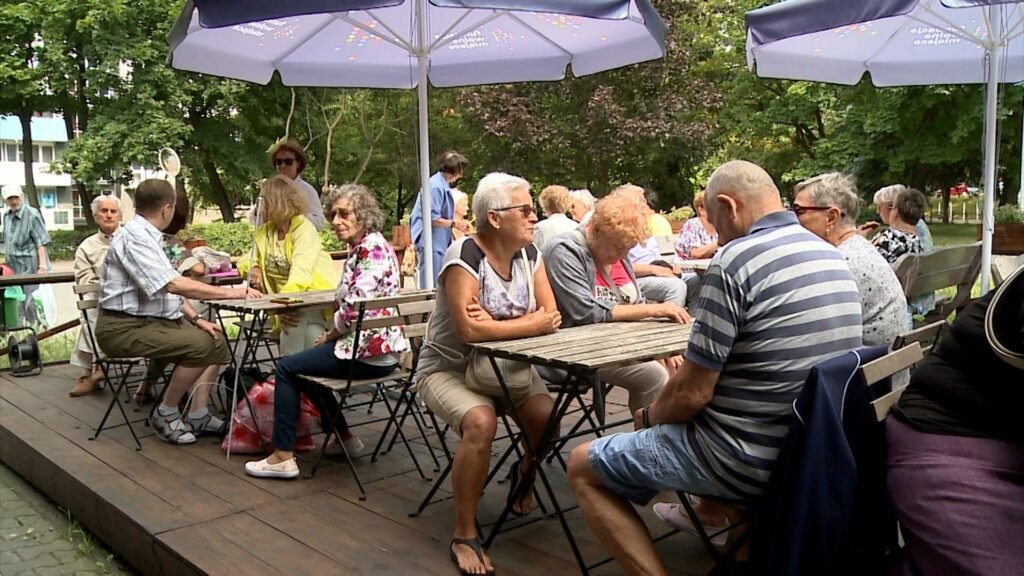 Srebrne Katowice: Seniorzy kochają czytać książki/fot.TVS