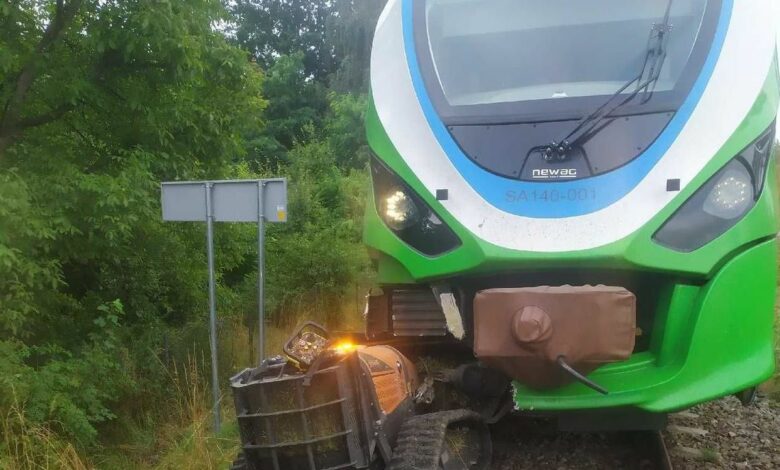Szynobus zderzył się z kosiarką. Jak doszło do kolizji?/fot.Policja Podkarpacka