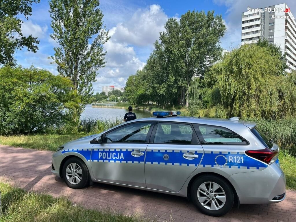 Katowice: Topielec w stawie Maroko/fot.Śląska Policja