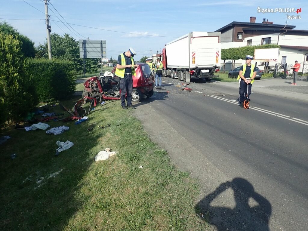 Seicento i ciężarówka. Tragedia w Świerklanach/fot.KMP Rybnik