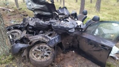 BMW rozpadło się na kawałki. Kierowca w ciężkim stanie/fot.KPP Biłgoraj