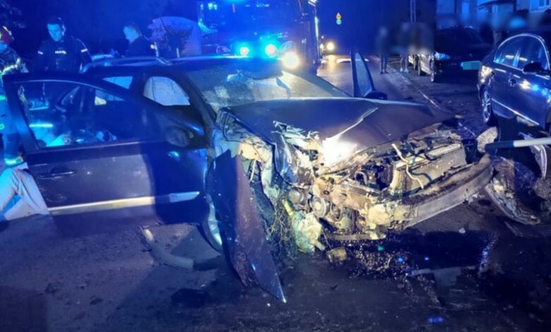 Uderzył w latarnię, rozbił dwa samochody. Za kierownicą 16-latek/fot.Policja Pomorska