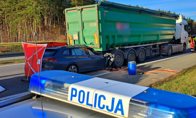 Uderzył w tył ciężarowi. Tragedia na A1/fot.Policja Pomorska