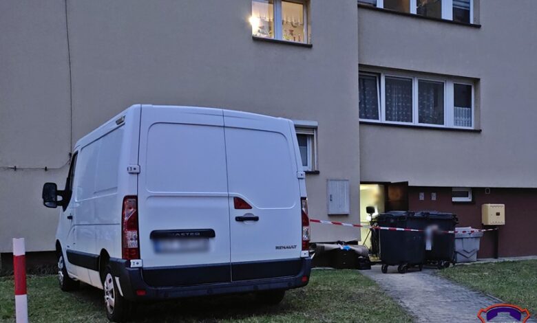 Tychy: Zwłoki w komorze śmietnikowej/fot.112 Tychy - Tyskie Służby Ratownicze