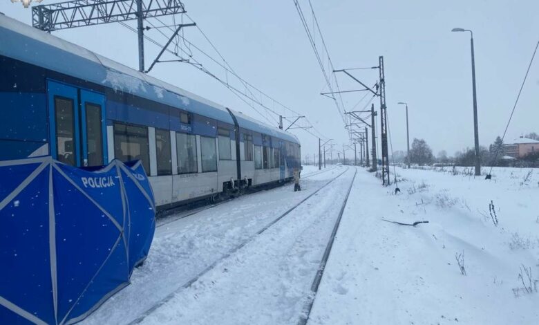 Pociąg potrącił dwóch mężczyzn, którzy odśnieżali tory/fot.Policja Lubelska