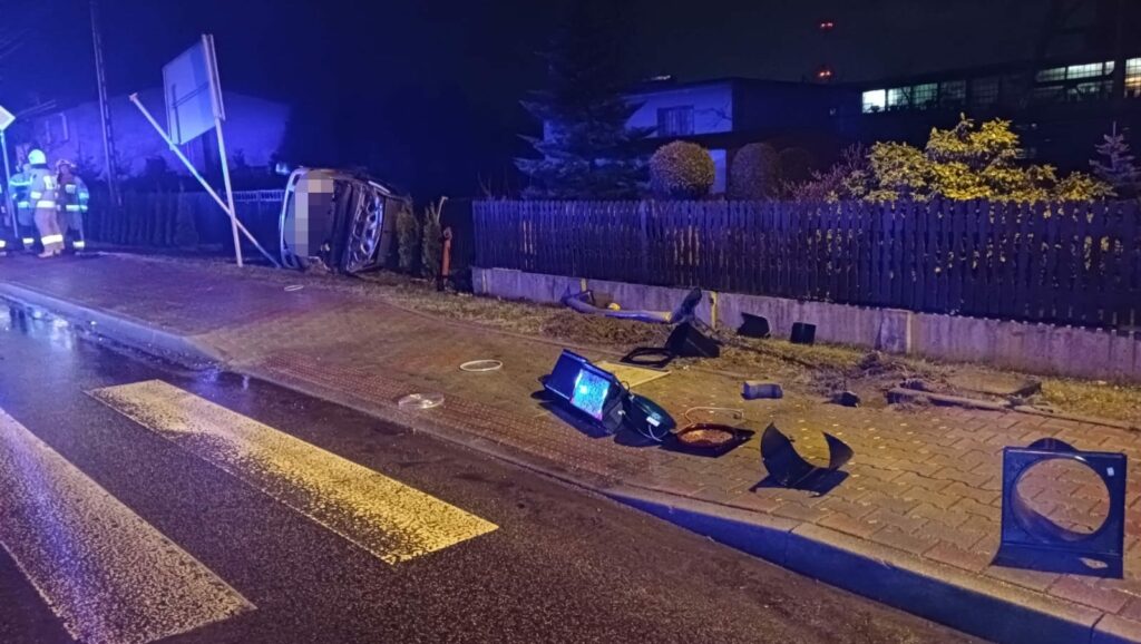 Ornontowice: pijany kierowca wjechał w ogrodzenie. Jego auto dachowało. Fot. KPP w Mikołowie