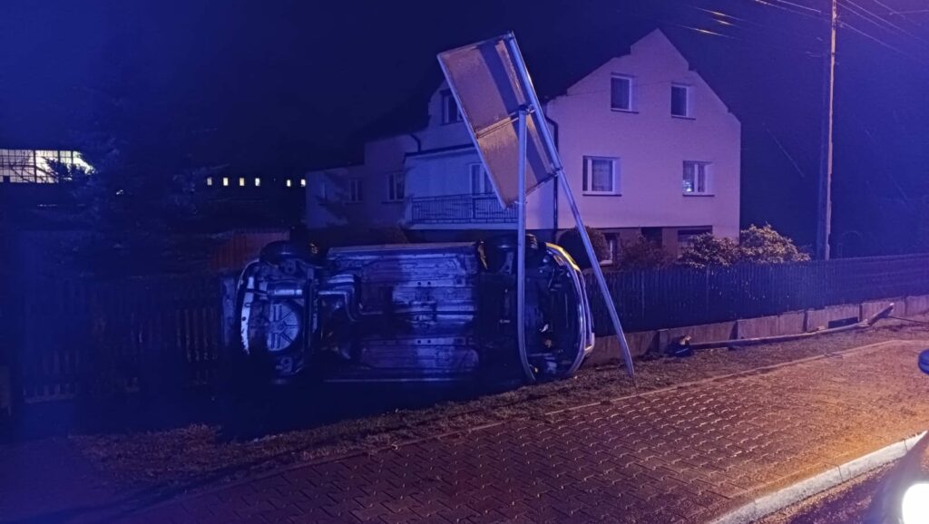 Ornontowice: pijany kierowca wjechał w ogrodzenie. Jego auto dachowało. Fot. KPP w Mikołowie