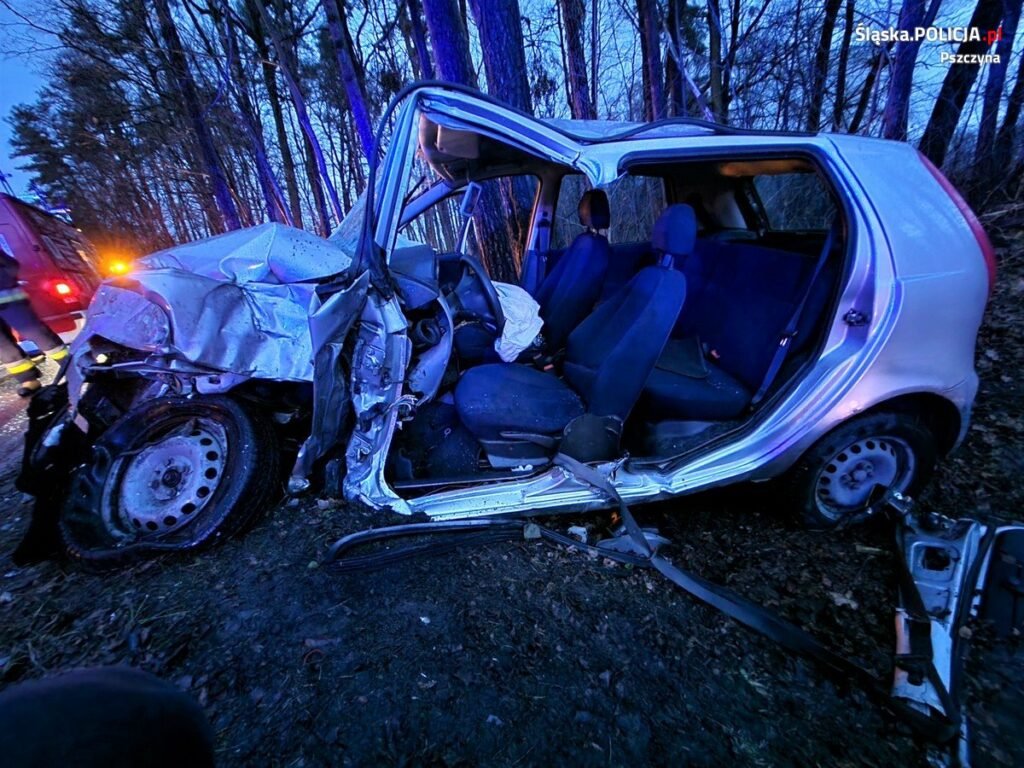 Przyczepa zjechała na przeciwny pas i uderzyła w fiata/fot.Śląska Policja