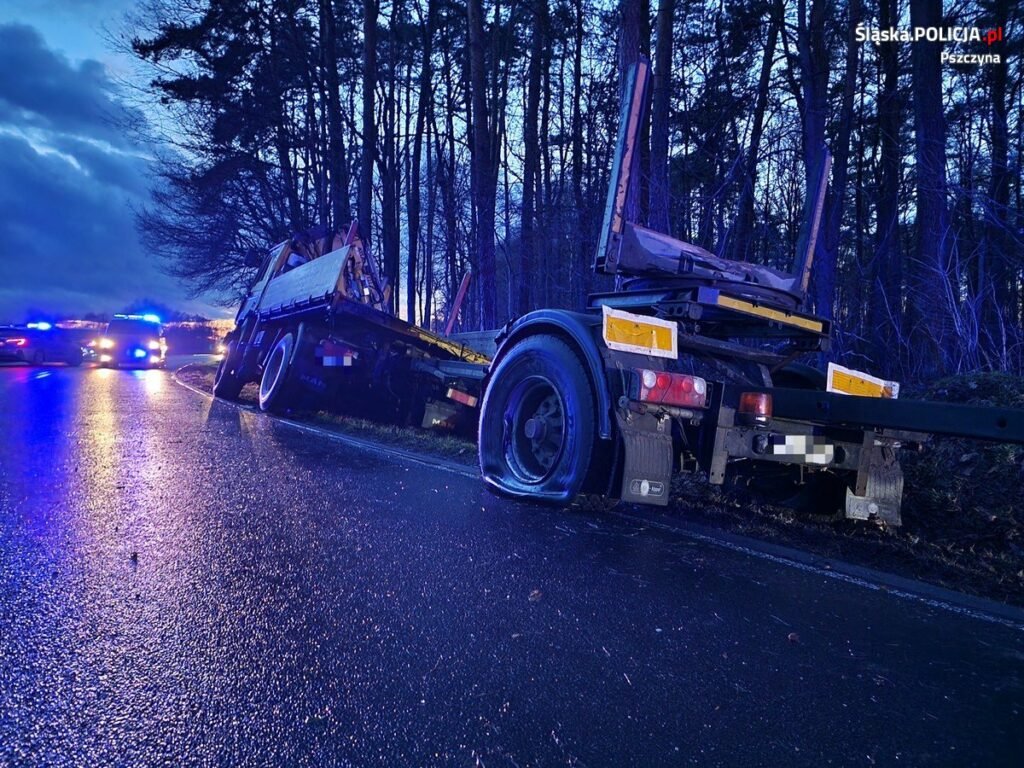 Przyczepa zjechała na przeciwny pas i uderzyła w fiata/fot.Śląska Policja