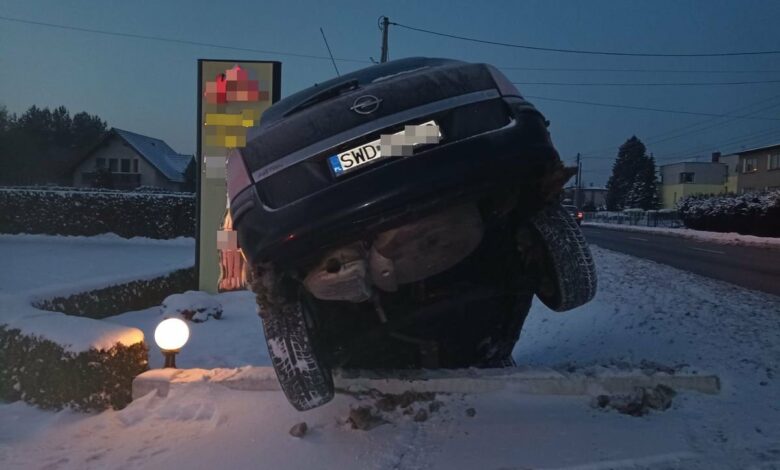 Wpadł do rowu, później zasnął w obcym domu. Miał 3 promile/fot.Śląska Policja