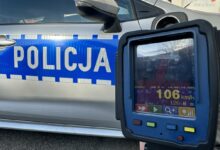 kontrola prędkości - ekran fotoradaru w tle radiowóz
