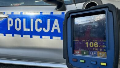 kontrola prędkości - ekran fotoradaru w tle radiowóz