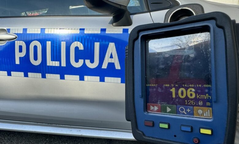 kontrola prędkości - ekran fotoradaru w tle radiowóz