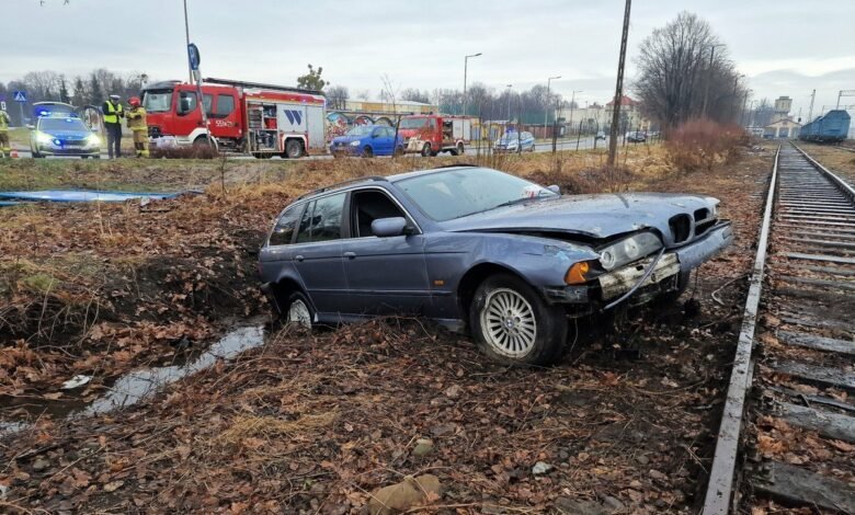 Nietrzeźwy kierowca bmw. Jego auto zawiesiło się przed torowiskiem. Fot. Policja Śląska
