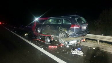 Kierowca lawety potrącony przez ciężarówkę. 35-latek zginął na miejscu/fot.KMP Nidzica