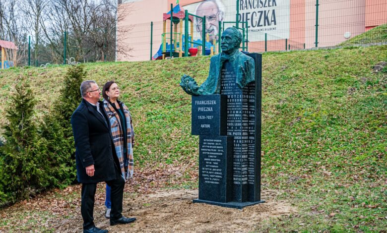W Godowie stanęła rzeźba Franciszka Pieczki. Fot. UM Godów