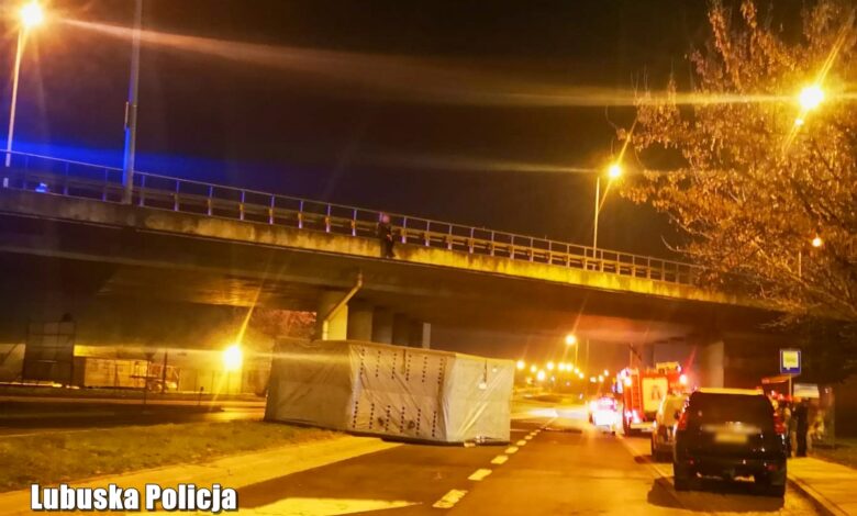 Niebezpieczna sytuacja na wiadukcie/fot.policja.pl