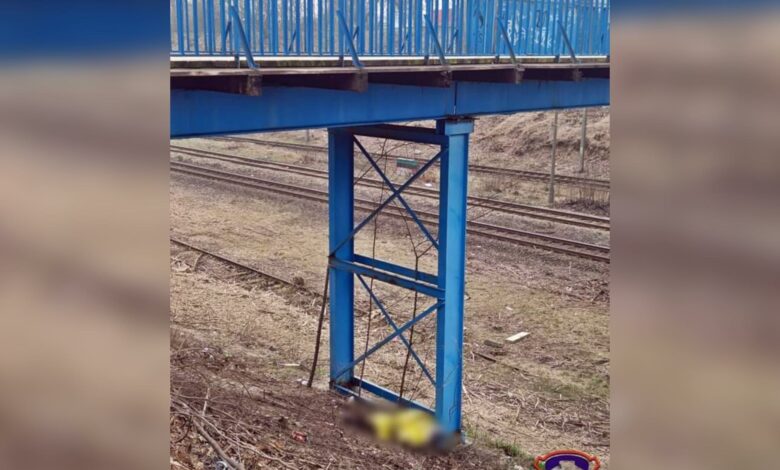 Tychy: Zwłoki pod kładką na Dąbrowskiego/fot.112 Tychy - Tyskie Służby Ratownicze