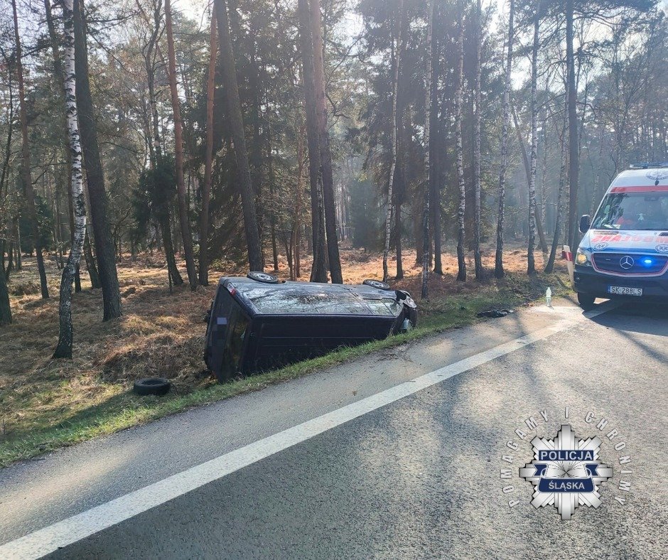 Wypadek busa w Kobiórze. Są utrudnienia. Fot. Śląska Policja