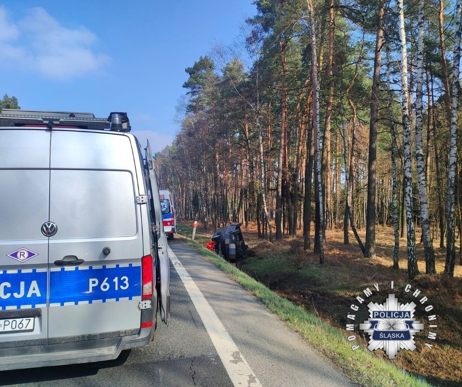 Wypadek busa w Kobiórze. Są utrudnienia. Fot. Śląska Policja